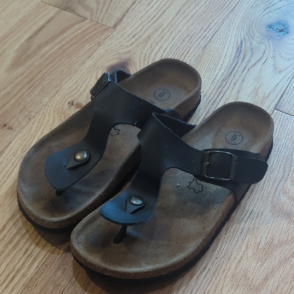 Kate And Mel. Black Sandals. Size 6.